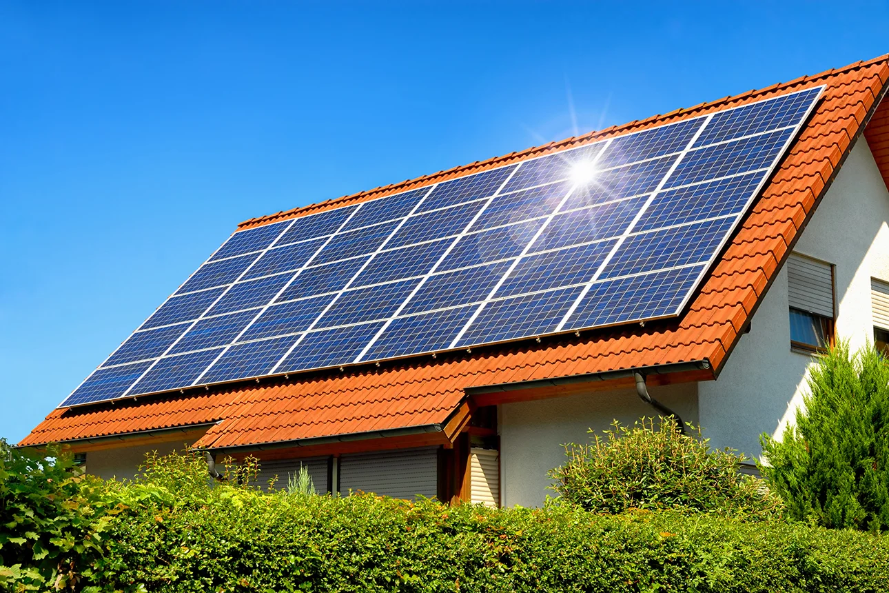 Comment les panneaux solaires sur les toits vous aident à économiser de l’argent